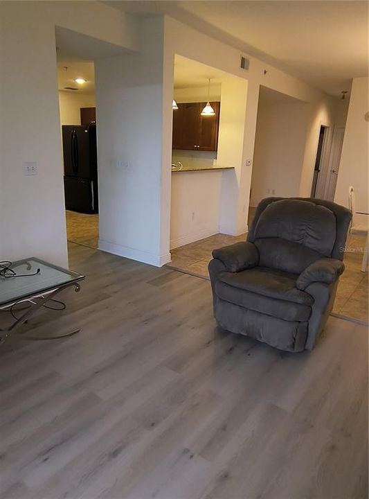 Active With Contract: $2,000 (1 beds, 2 baths, 1187 Square Feet)