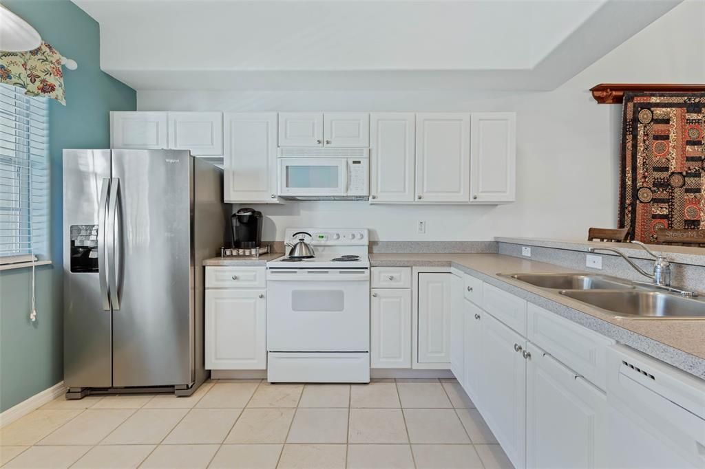 Active With Contract: $269,500 (2 beds, 2 baths, 1113 Square Feet)