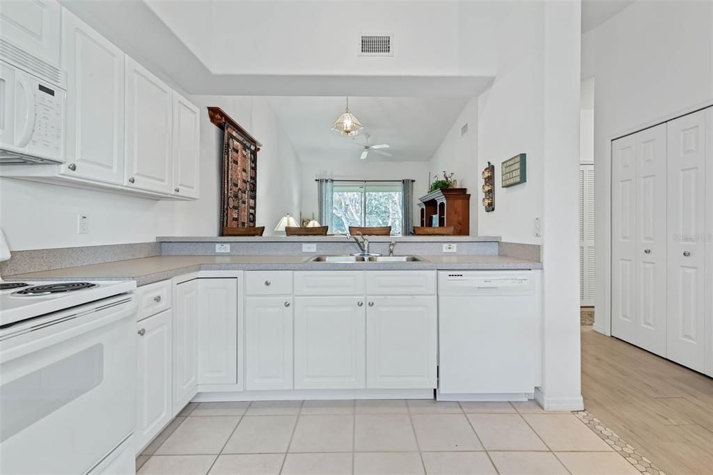 Active With Contract: $269,500 (2 beds, 2 baths, 1113 Square Feet)