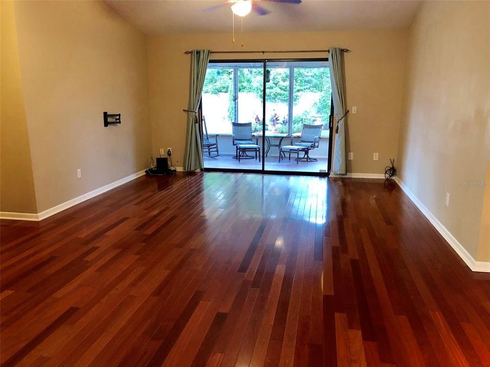 Vendido Recientemente: $342,000 (4 camas, 2 baños, 1826 Pies cuadrados)