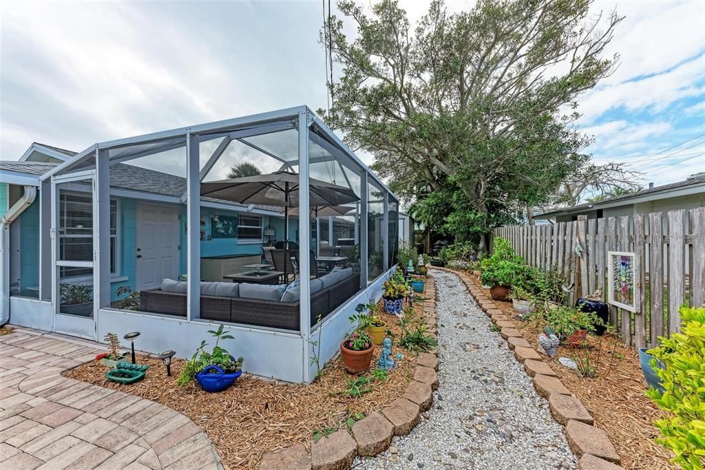 Active With Contract: $1,650,000 (2 beds, 1 baths, 1064 Square Feet)