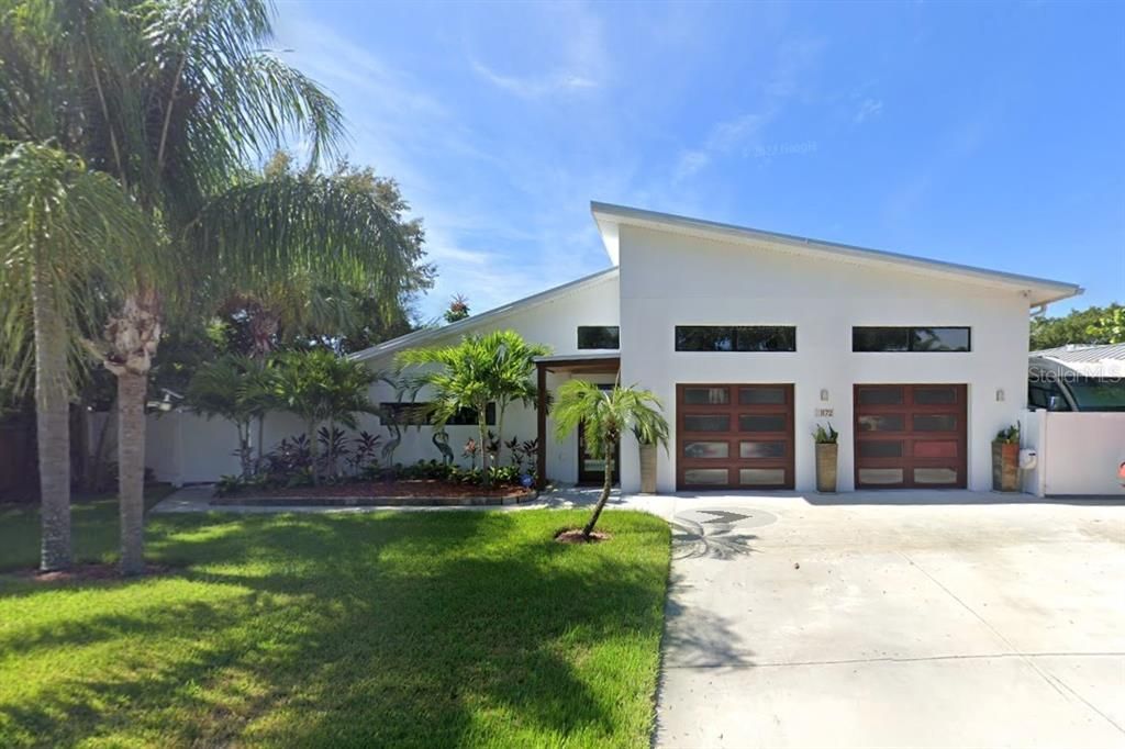 最近售出: $2,400,000 (4 贝兹, 3 浴室, 2934 平方英尺)