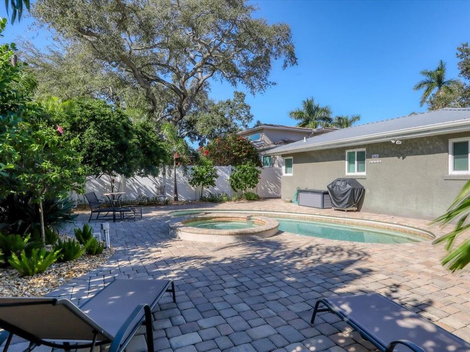 Active With Contract: $6,000 (3 beds, 3 baths, 2704 Square Feet)