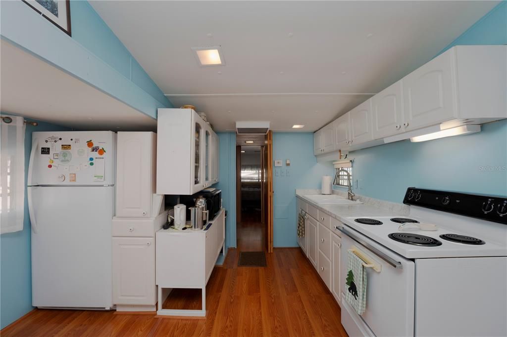 For Sale: $99,500 (1 beds, 1 baths, 570 Square Feet)