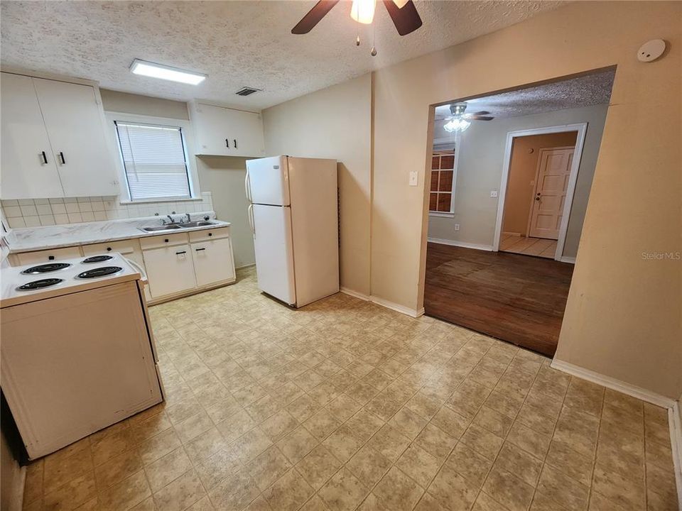 Recently Rented: $1,225 (2 beds, 1 baths, 928 Square Feet)