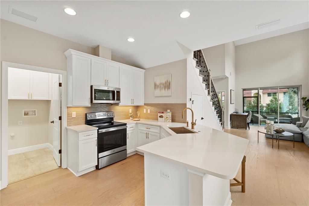 Active With Contract: $578,900 (3 beds, 3 baths, 2083 Square Feet)
