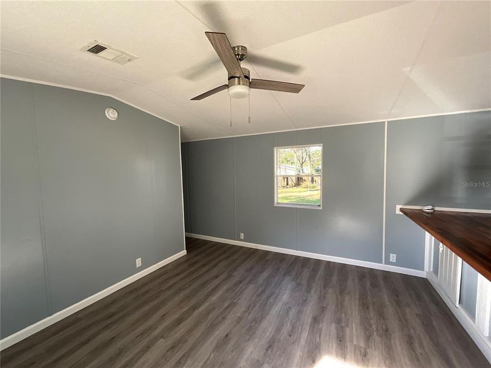 For Sale: $122,999 (2 beds, 1 baths, 672 Square Feet)