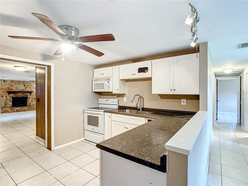 Active With Contract: $179,900 (3 beds, 1 baths, 1428 Square Feet)