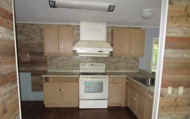 For Sale: $188,100 (3 beds, 2 baths, 1296 Square Feet)