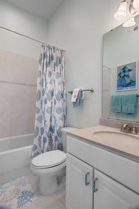 Guest bedroom bath with tub/shower