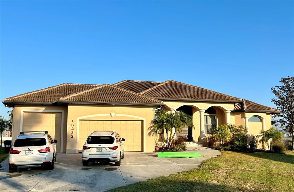 For Sale: $999,000 (3 beds, 2 baths, 3068 Square Feet)