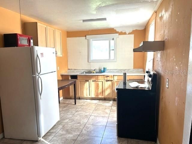 Active With Contract: $129,000 (2 beds, 1 baths, 780 Square Feet)