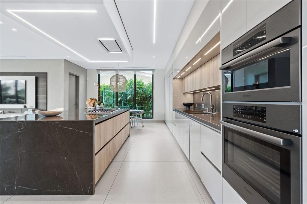 Recently Sold: $4,500,000 (5 beds, 5 baths, 5973 Square Feet)