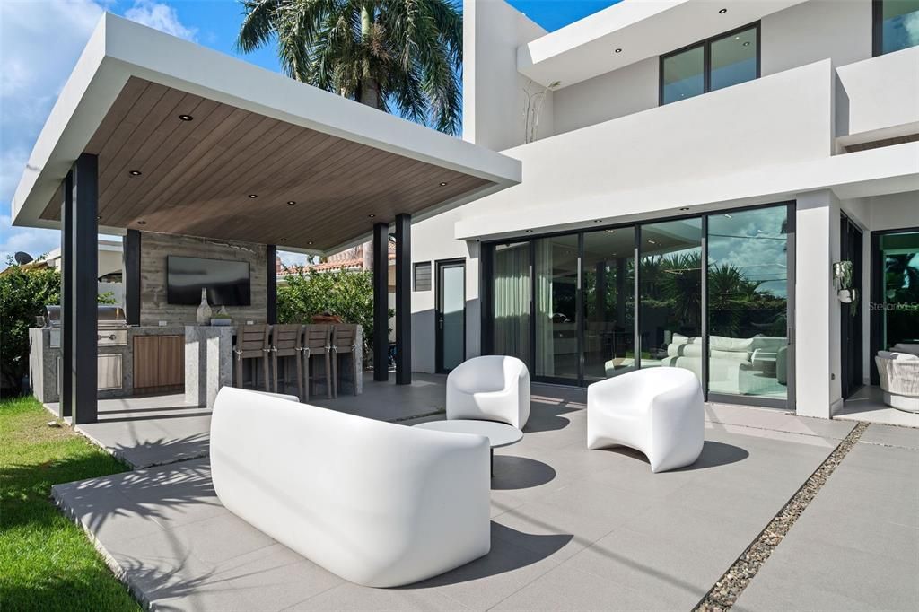 Recently Sold: $4,500,000 (5 beds, 5 baths, 5973 Square Feet)