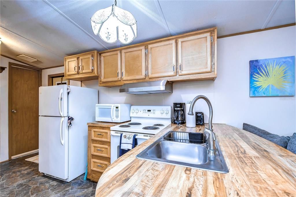 Active With Contract: $99,400 (2 beds, 1 baths, 616 Square Feet)