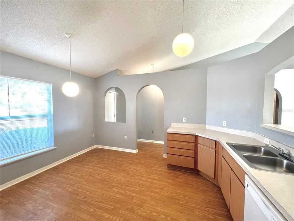 Recently Rented: $1,700 (3 beds, 2 baths, 1348 Square Feet)