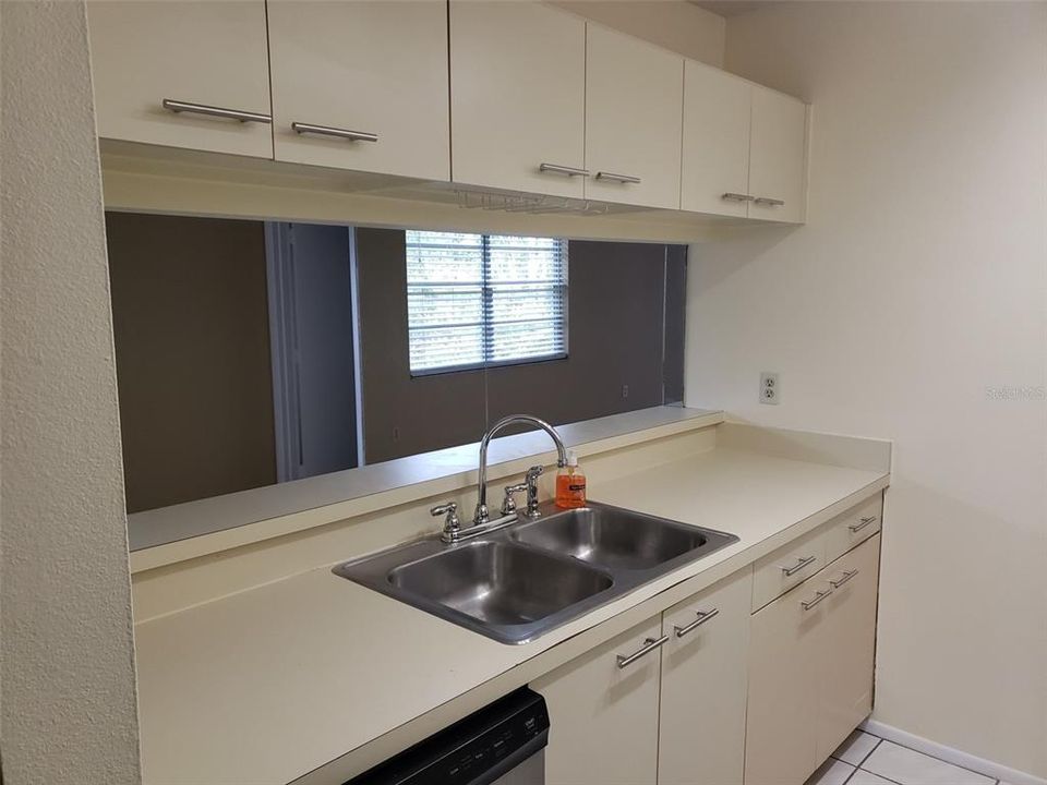 Active With Contract: $1,575 (2 beds, 2 baths, 912 Square Feet)