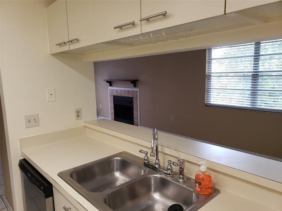 Active With Contract: $1,575 (2 beds, 2 baths, 912 Square Feet)