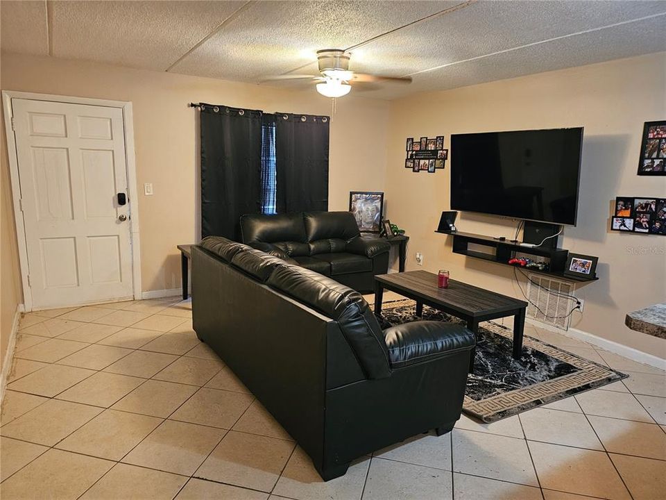 Active With Contract: $109,000 (2 beds, 1 baths, 832 Square Feet)