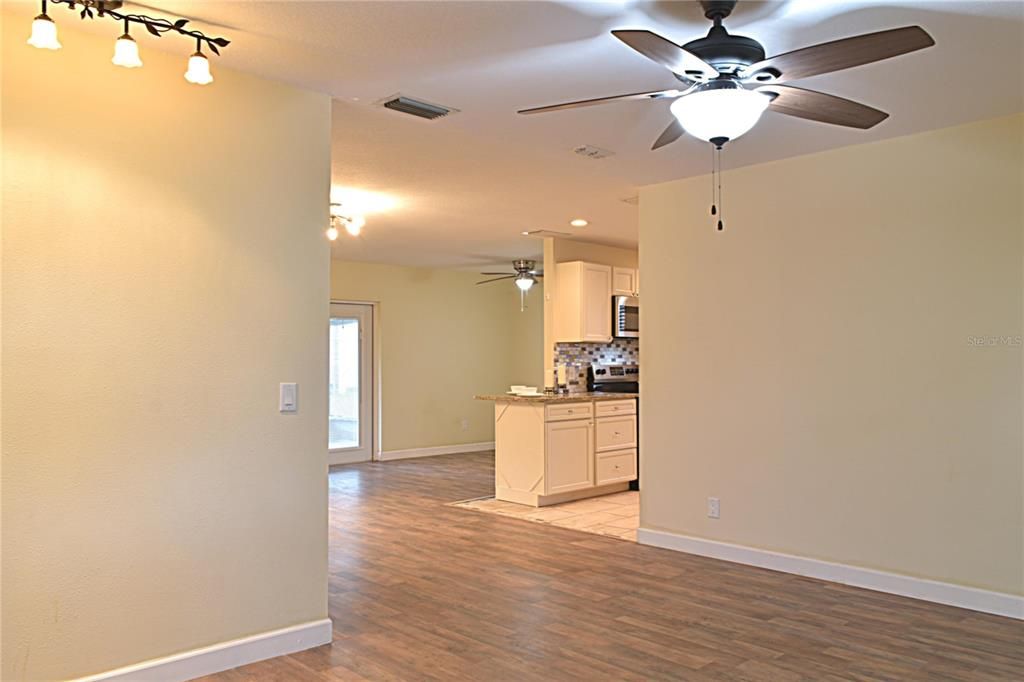 For Sale: $379,990 (3 beds, 2 baths, 1276 Square Feet)