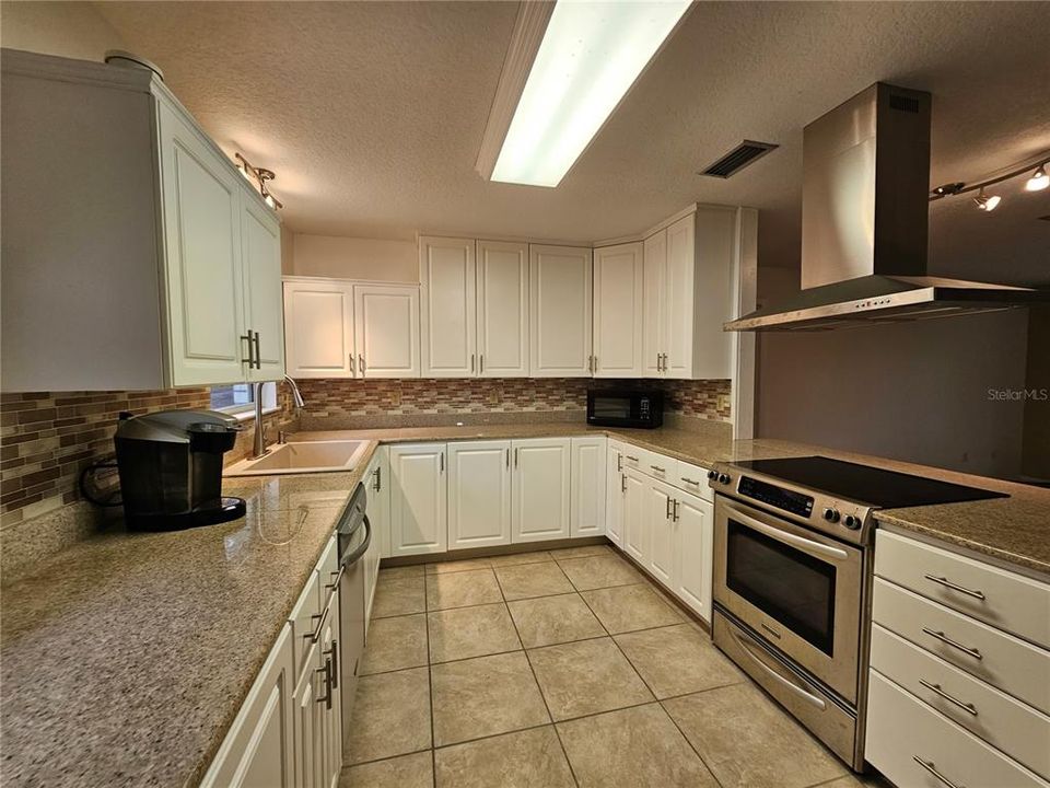 For Sale: $259,500 (2 beds, 2 baths, 1276 Square Feet)