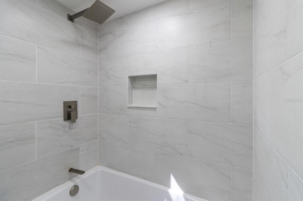 Guest Bathroom w/ Tub/Shower Combo w/ Tiled Surround, Rain Shower Head & Wall Niche