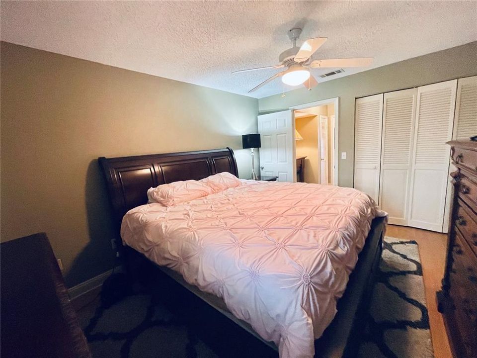 Active With Contract: $138,500 (1 beds, 1 baths, 669 Square Feet)