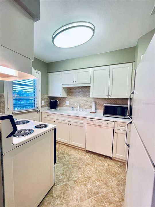 Active With Contract: $138,500 (1 beds, 1 baths, 669 Square Feet)