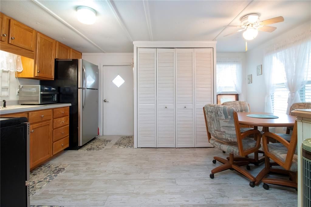 Active With Contract: $139,900 (2 beds, 1 baths, 708 Square Feet)