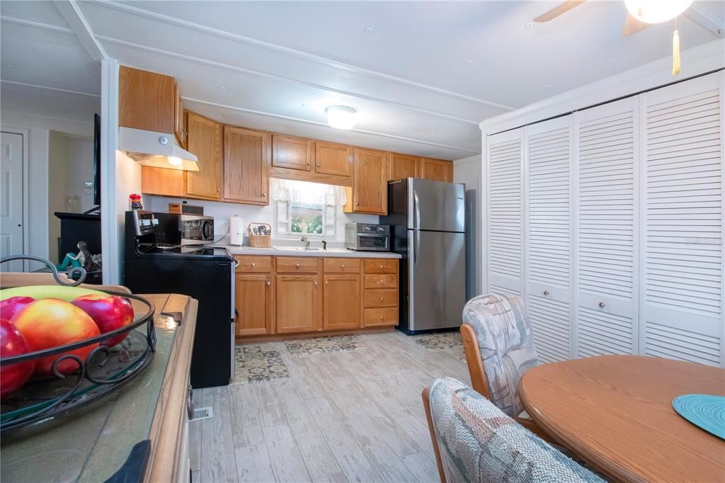 Active With Contract: $139,900 (2 beds, 1 baths, 708 Square Feet)