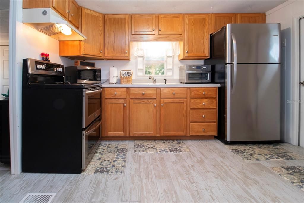 Active With Contract: $139,900 (2 beds, 1 baths, 708 Square Feet)