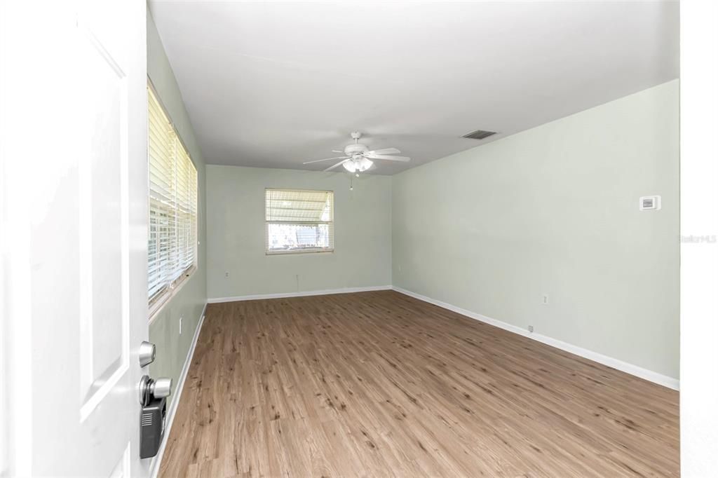 Active With Contract: $159,900 (2 beds, 1 baths, 1215 Square Feet)