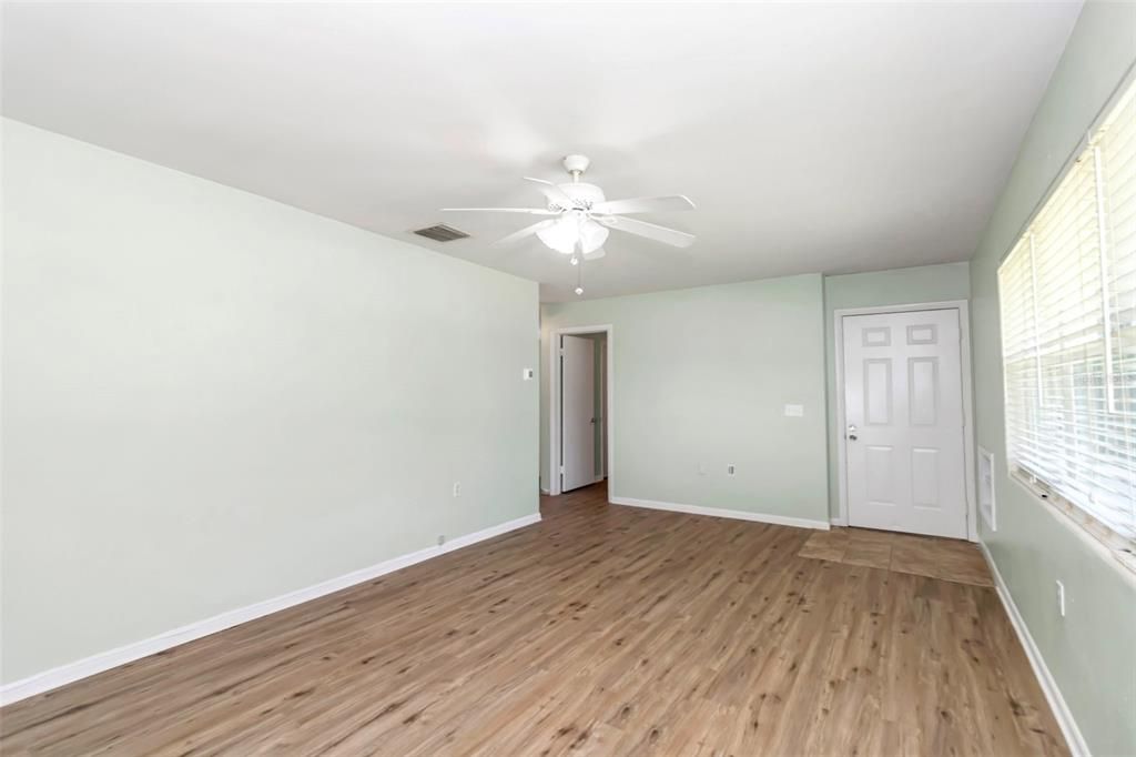 Active With Contract: $159,900 (2 beds, 1 baths, 1215 Square Feet)