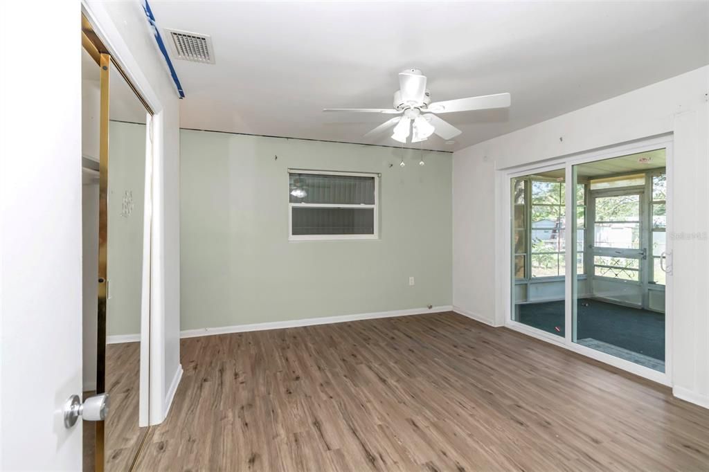 Active With Contract: $159,900 (2 beds, 1 baths, 1215 Square Feet)