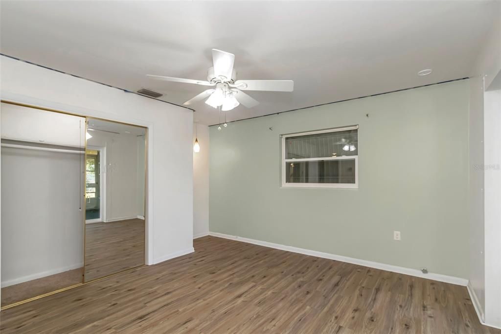 Active With Contract: $159,900 (2 beds, 1 baths, 1215 Square Feet)