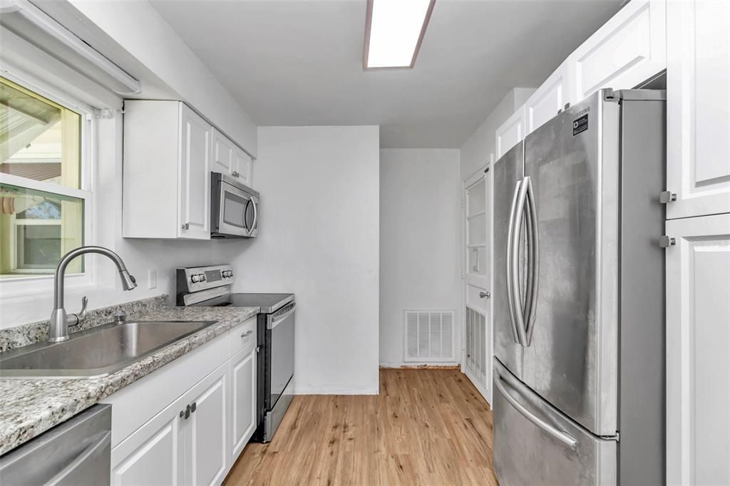 Active With Contract: $159,900 (2 beds, 1 baths, 1215 Square Feet)