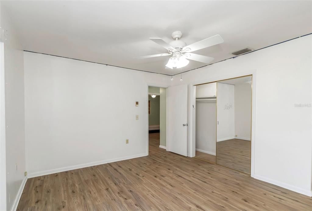 Active With Contract: $159,900 (2 beds, 1 baths, 1215 Square Feet)