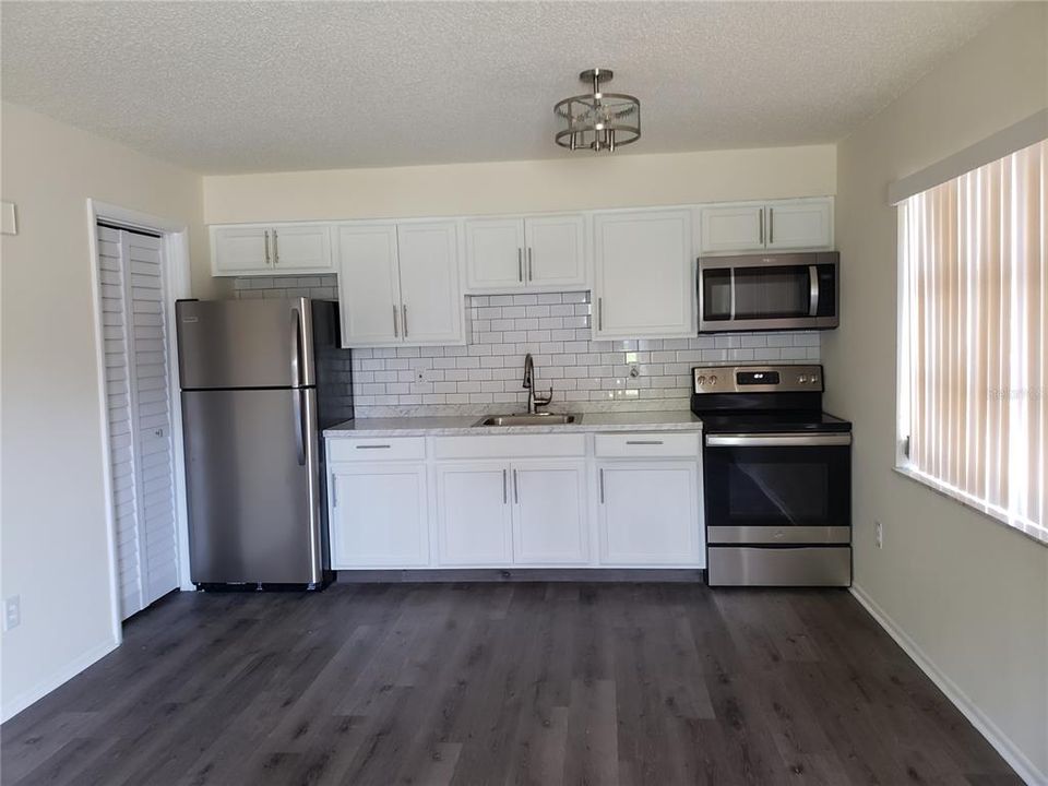 Active With Contract: $1,100 (1 beds, 1 baths, 526 Square Feet)