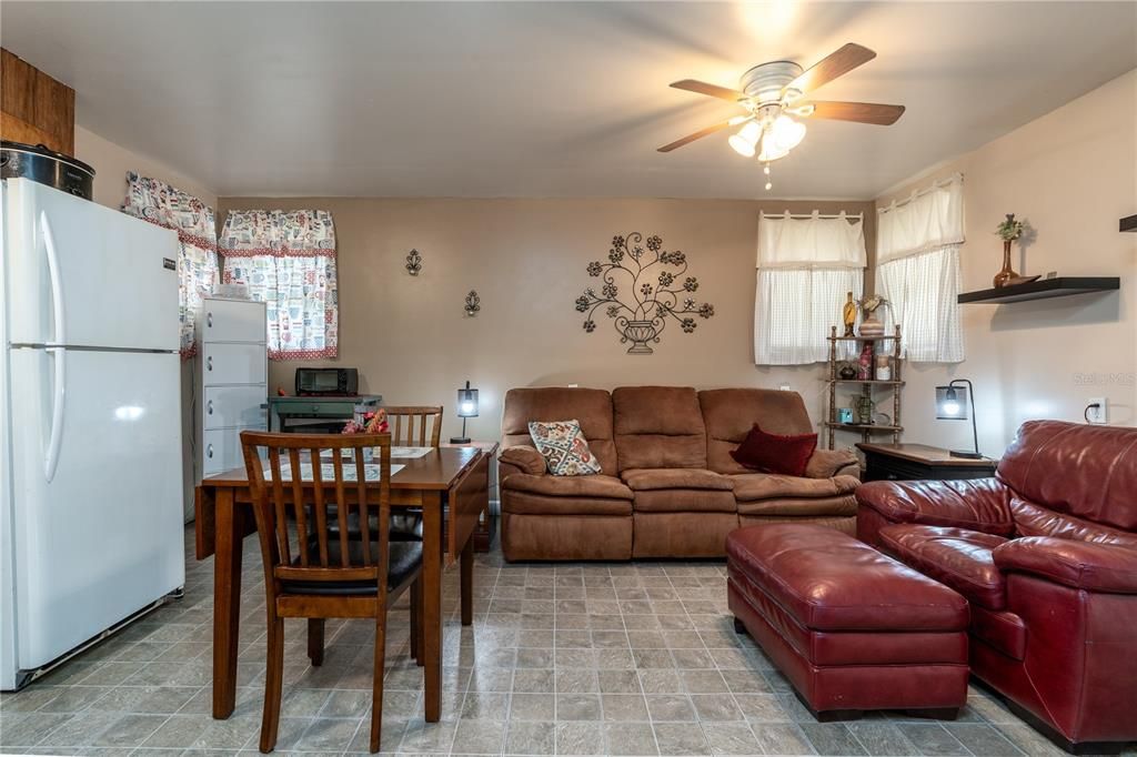 For Sale: $159,900 (2 beds, 1 baths, 914 Square Feet)