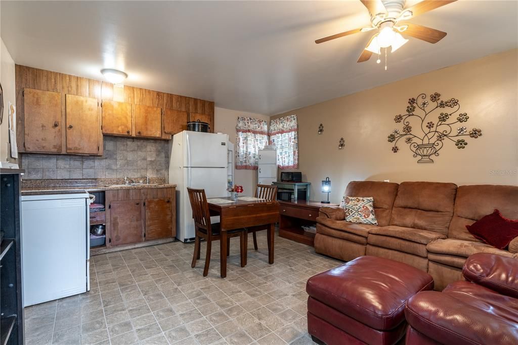 For Sale: $159,900 (2 beds, 1 baths, 914 Square Feet)