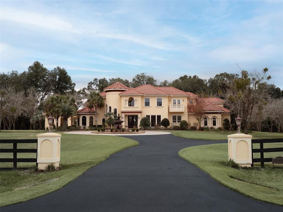 STUNNING 5 ACRE ESTATE IN THE GROVE