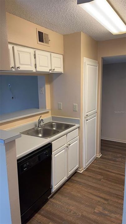 For Rent: $1,250 (1 beds, 1 baths, 581 Square Feet)