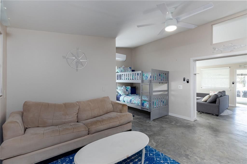 Active With Contract: $325,000 (1 beds, 1 baths, 780 Square Feet)