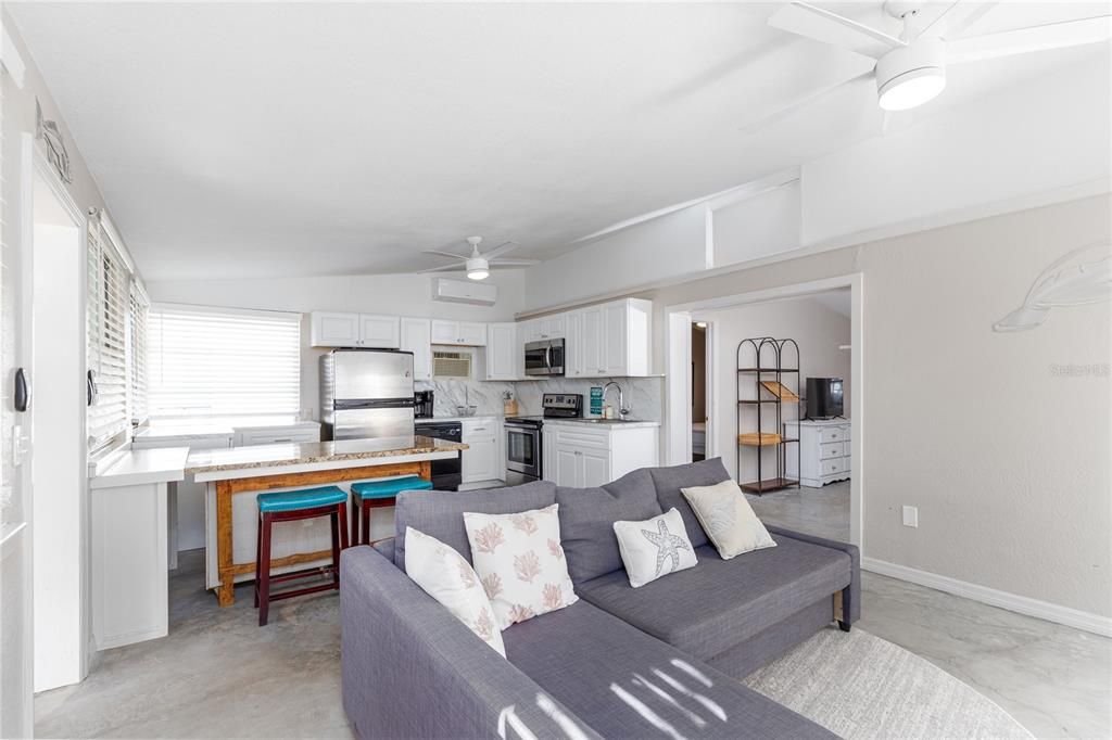 Active With Contract: $325,000 (1 beds, 1 baths, 780 Square Feet)