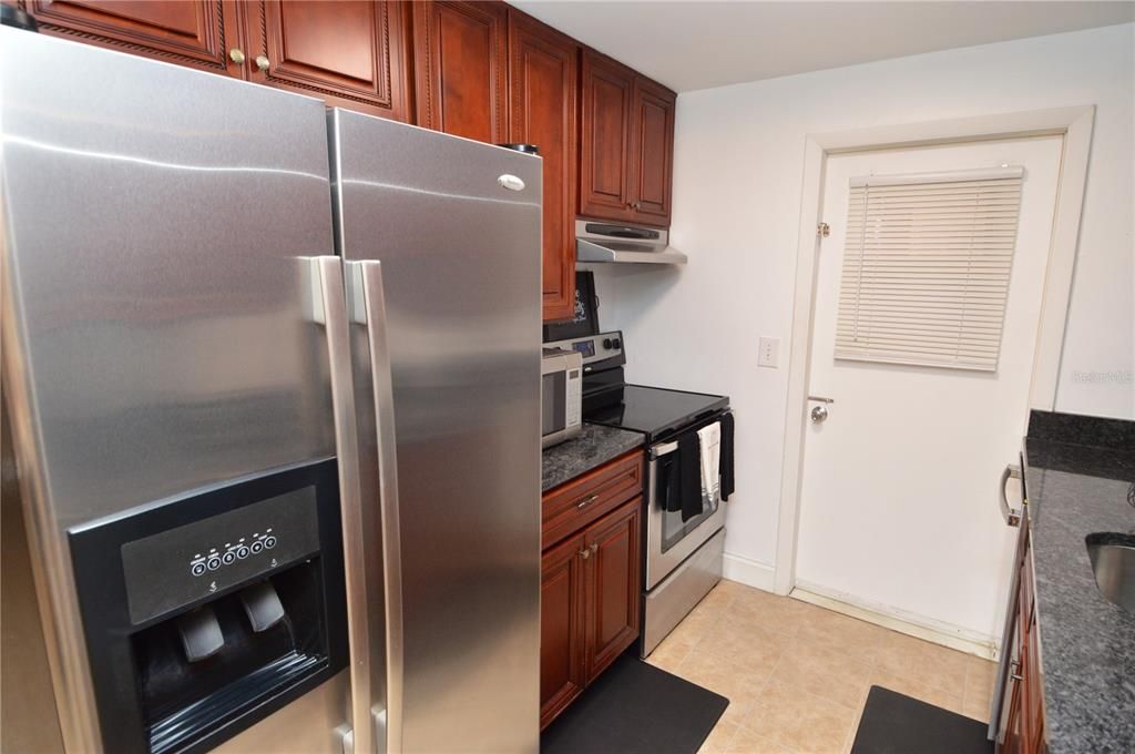 For Rent: $1,700 (1 beds, 1 baths, 747 Square Feet)