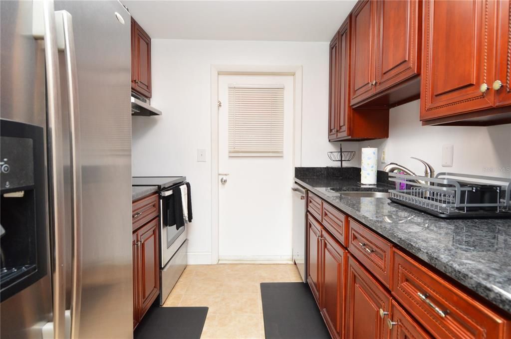 For Rent: $1,700 (1 beds, 1 baths, 747 Square Feet)