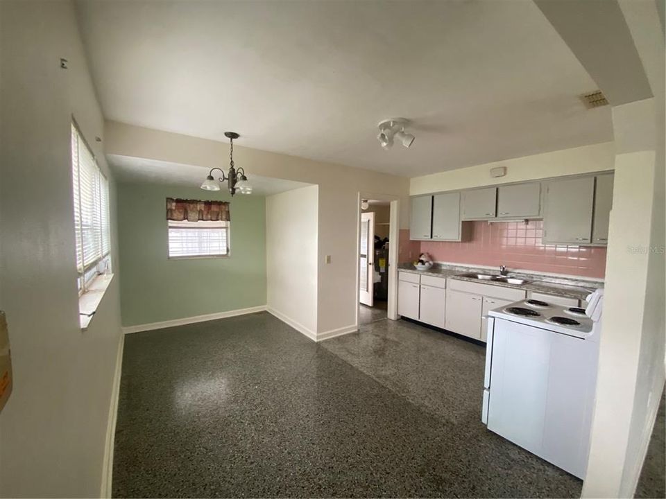 Active With Contract: $174,000 (2 beds, 1 baths, 914 Square Feet)