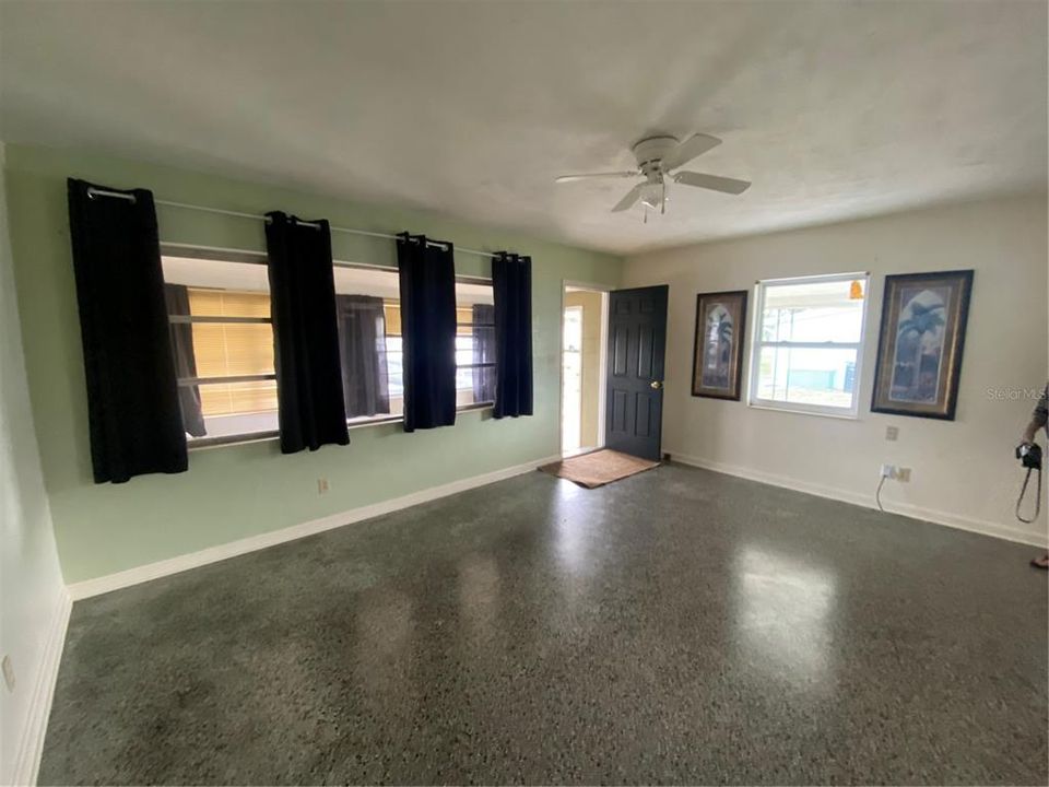 Active With Contract: $174,000 (2 beds, 1 baths, 914 Square Feet)