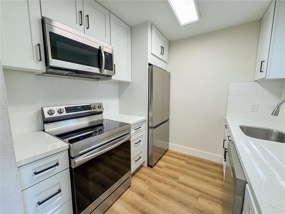 Active With Contract: $120,000 (1 beds, 1 baths, 635 Square Feet)