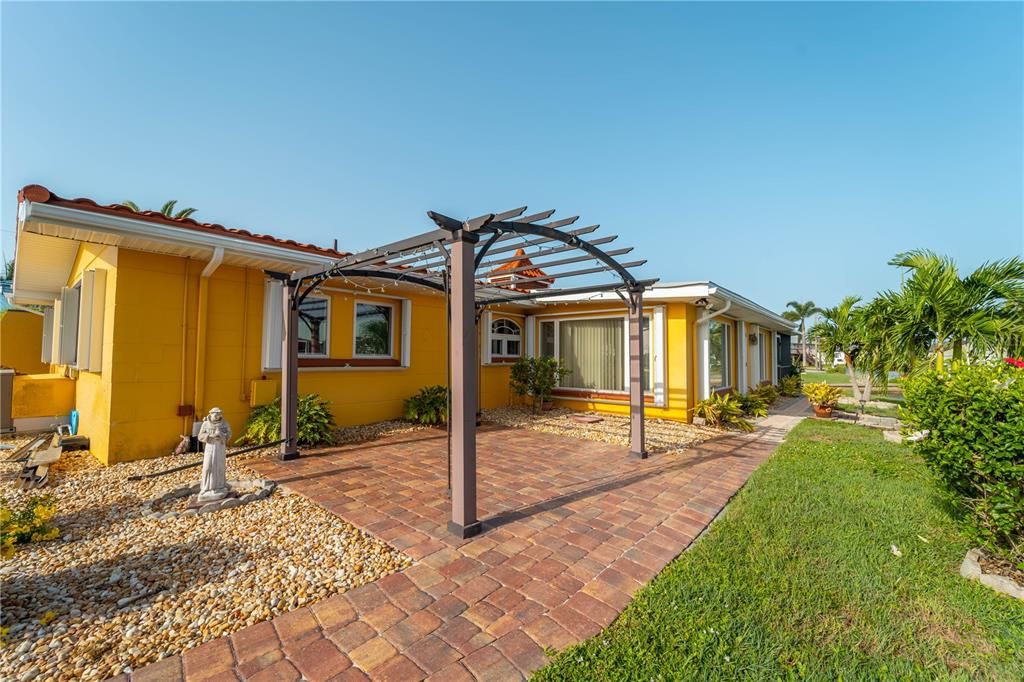 For Sale: $549,000 (3 beds, 2 baths, 1558 Square Feet)